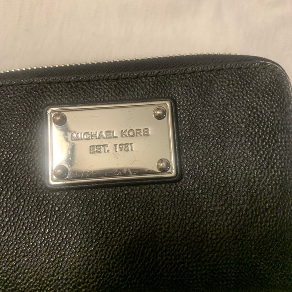 Michael Kors Wallet Great Used Condition - Picture 4 of 5